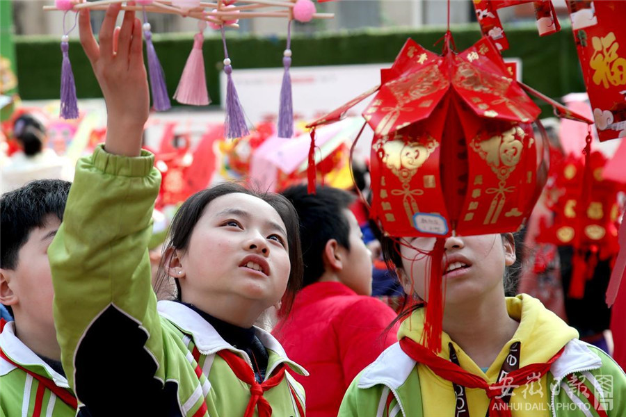 市第三实验小学举行师生和乐猜灯谜活动,弘扬传统文化,庆祝元宵佳节