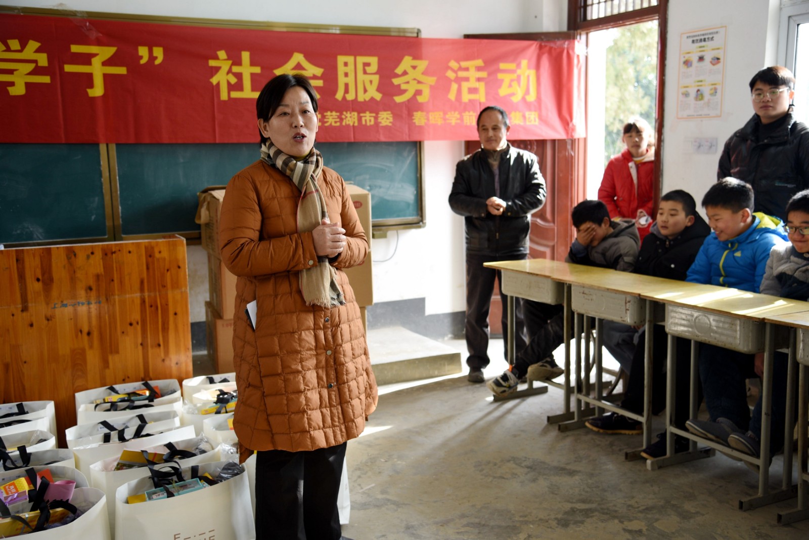 刘育红向新生小学师生们介绍了农工党的概况,讲述了多党合作的故事,并