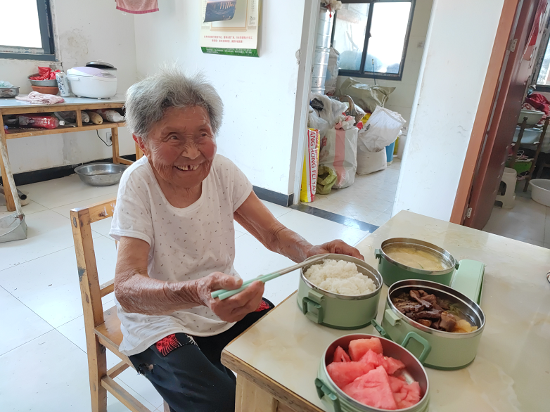 长丰县多地开展老年助餐服务  老人暖胃更暖心