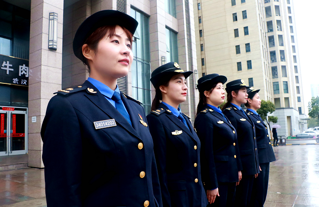 女性更有親和力,城管文明執法,讓女城管隊員來擔綱主角,也許效果更好