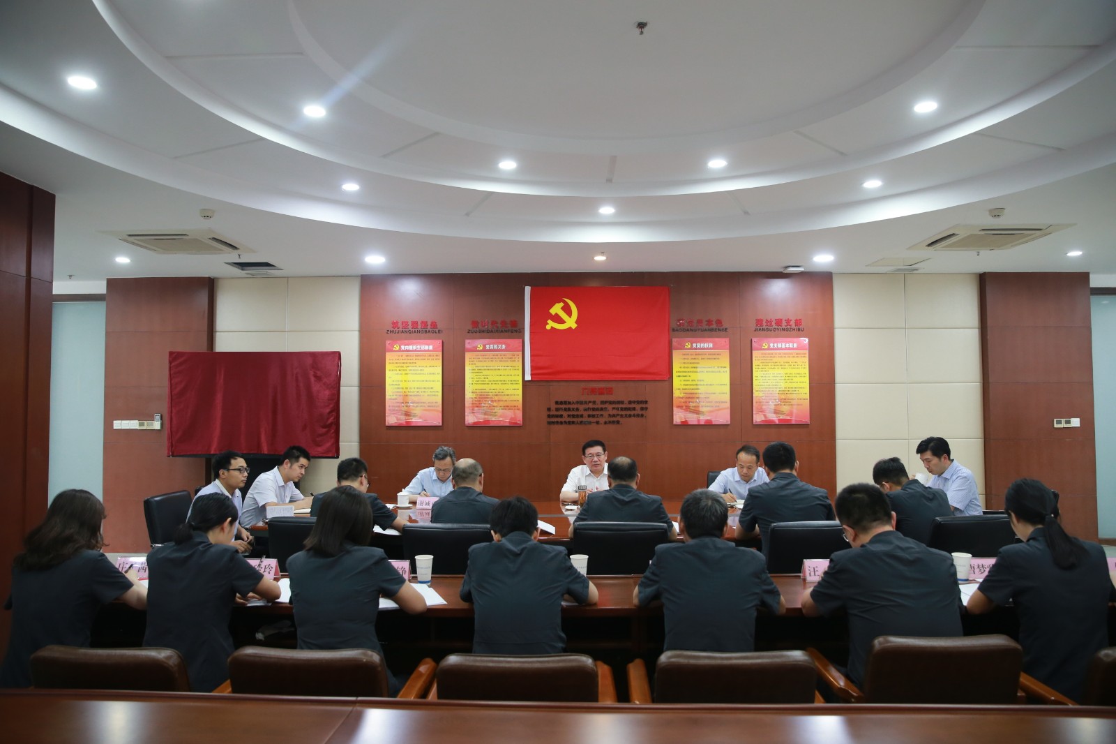 省委常委、政法委书记张韵声赴党支部工作联系点指导党建工作。