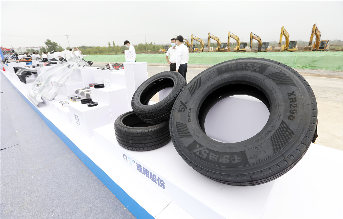 通用橡胶（安徽）有限公司展示千里马杜仲胶轮胎XR290 千里马抗扎胎CHP5和千里马新能源绿色轮胎GM5产品