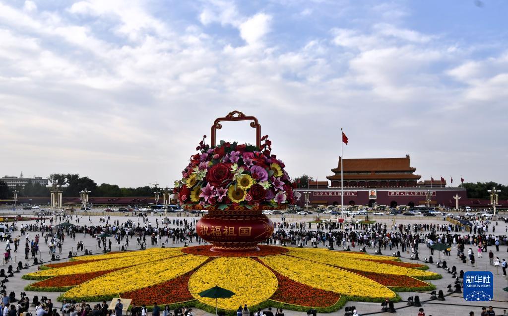 1 游客在天安门广场观赏“祝福祖国”主题花坛（9月27日摄）。新华社记者 李欣 摄