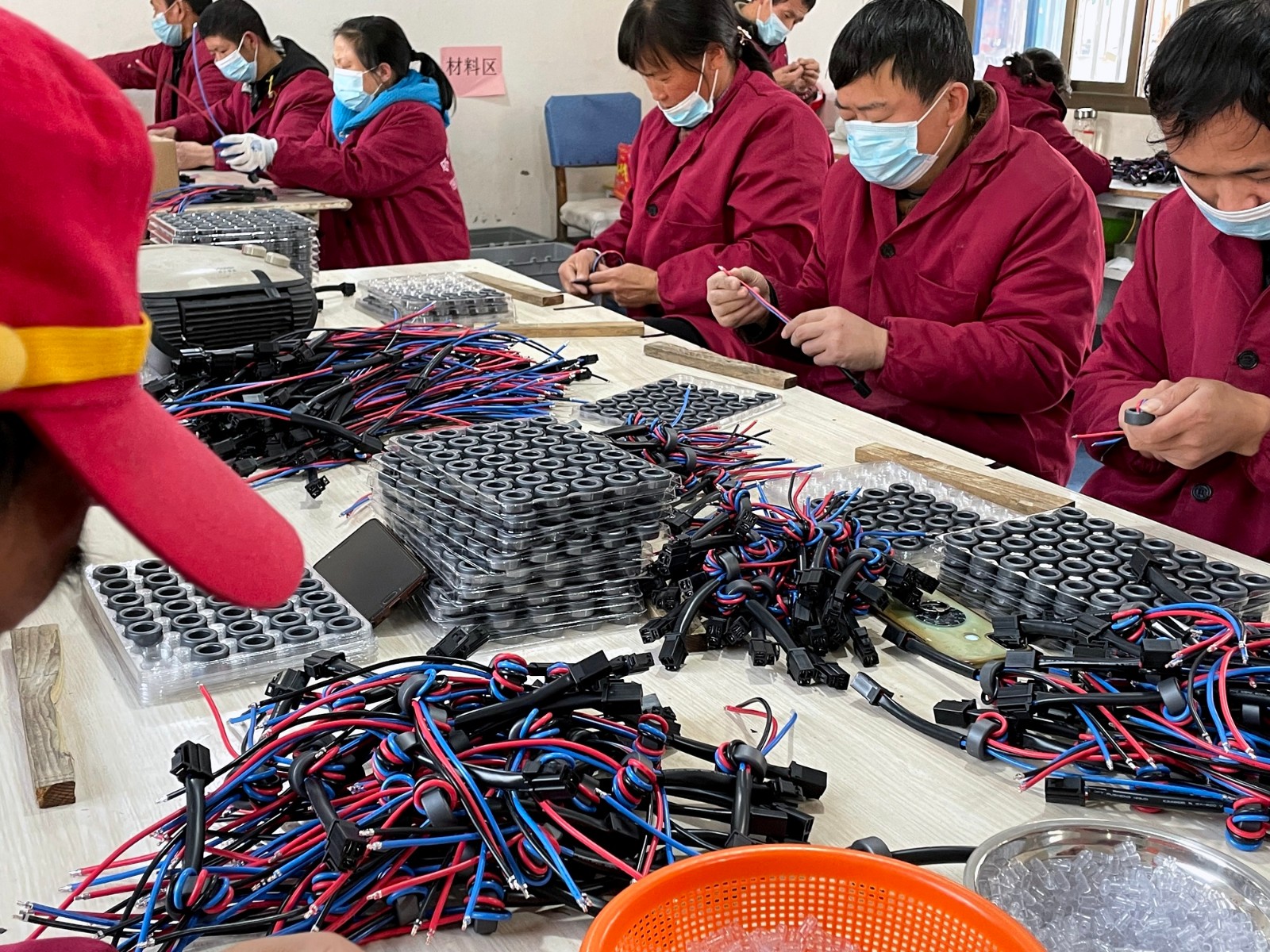 图2 12月21日，残疾人员工正在生产线上安装电子配件。