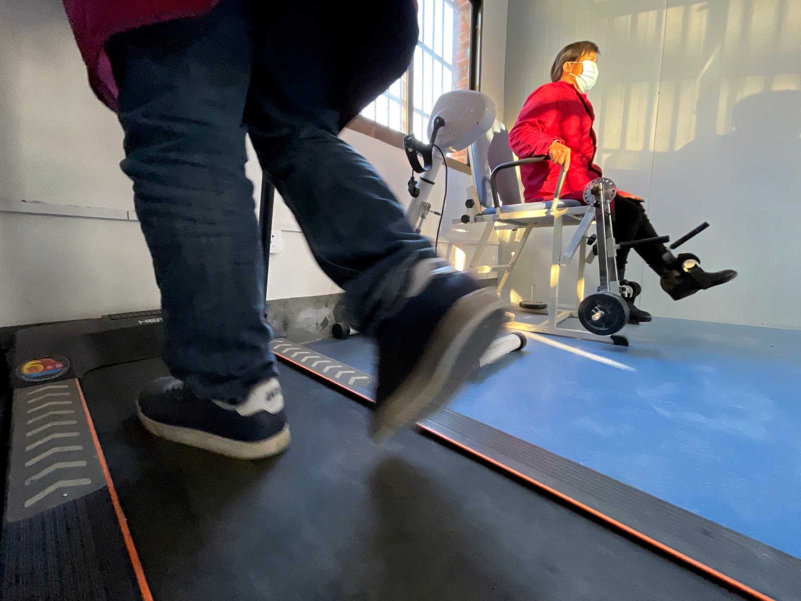 图5 工余后，残疾工人在梁园镇残疾人辅助性就业机构健身房进行肢体训练。