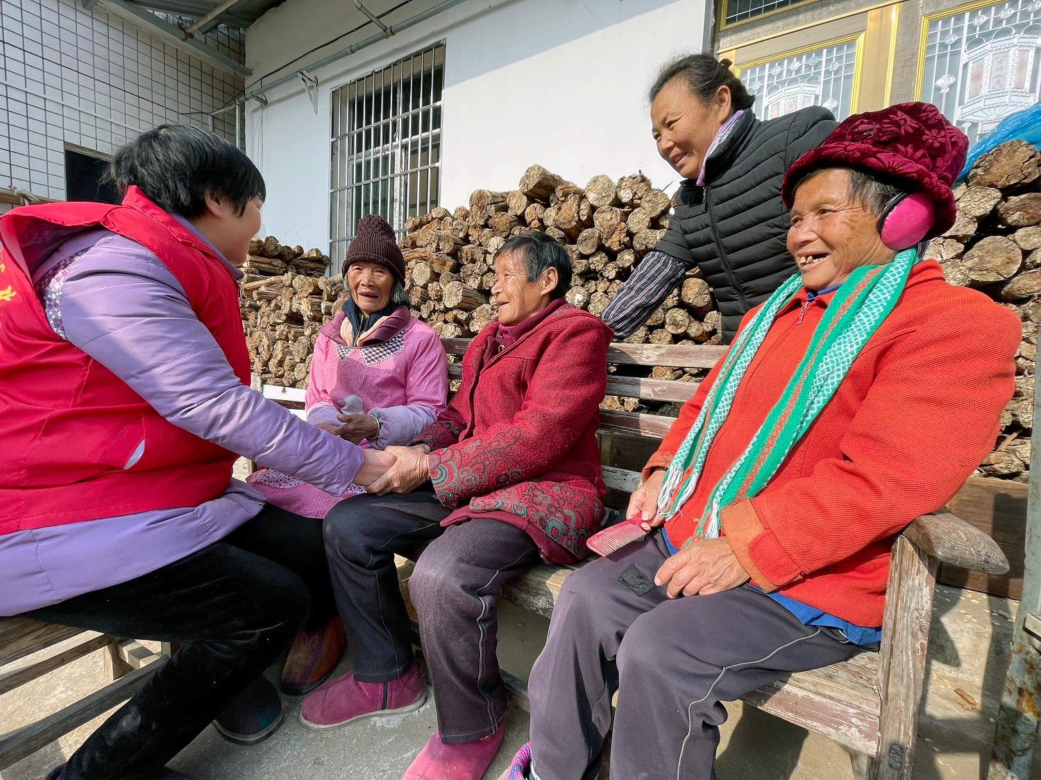 图3 社会爱心志愿者不定期来到太湖县北中镇玉珠老年公寓，为老人们清洗衣被，陪老人们聊天、拉家常。