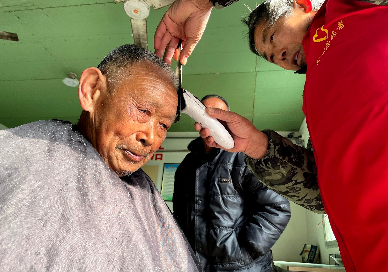 图4 社会爱心志愿者为玉珠老年公寓的老人们义务免费理发。