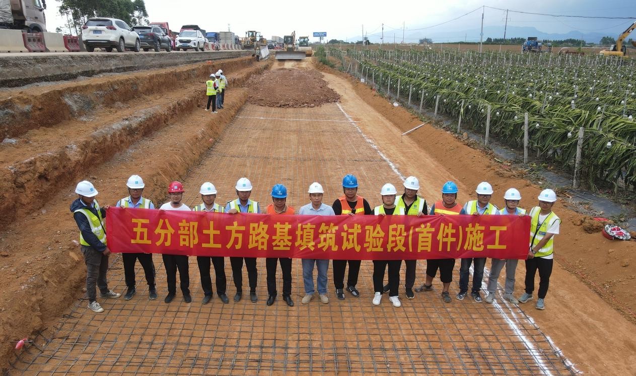 當前位置:>安徽商報>商業>(廖何鈺 訊)近日,南賓公路項目路基填土試驗