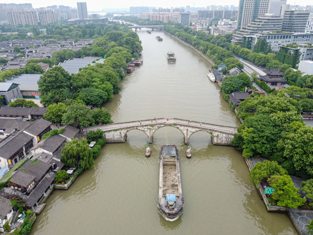 一艘貨船駛過京杭大運河南端標誌建築杭州拱宸橋